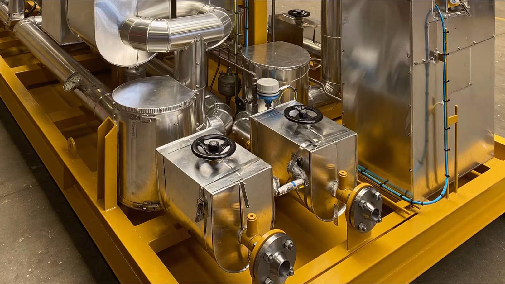 Abnehmbare Mantelhauben zur Armaturenisolierung mit sauberem Flanschübergang am vorgefertigten Modul