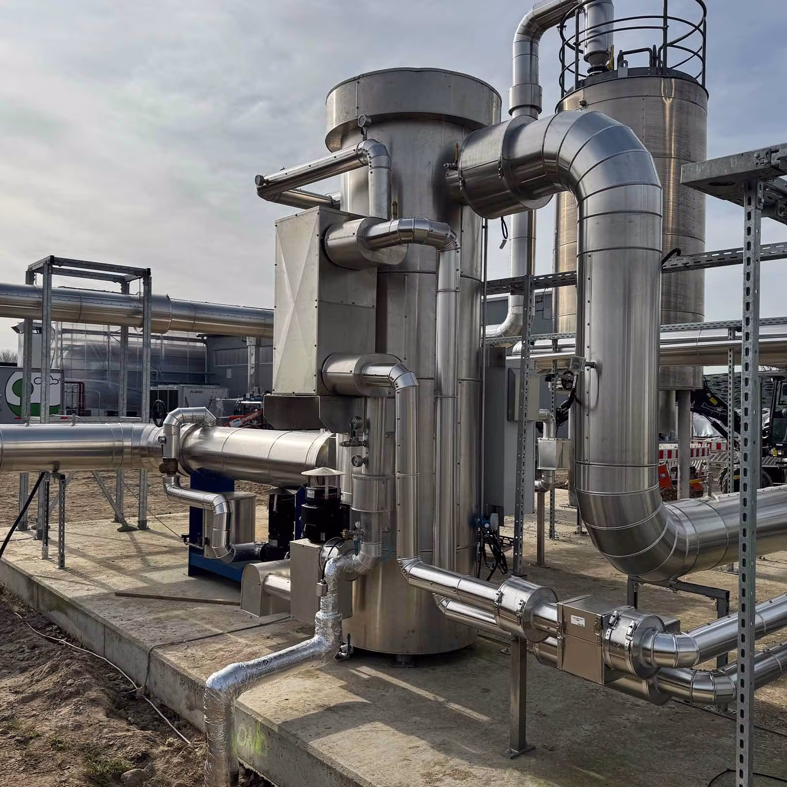 Isolierte Gasaufbereitungsanlage einer Biogasanlage mit Edelstahlmantel und Rohrleitungsdämmung