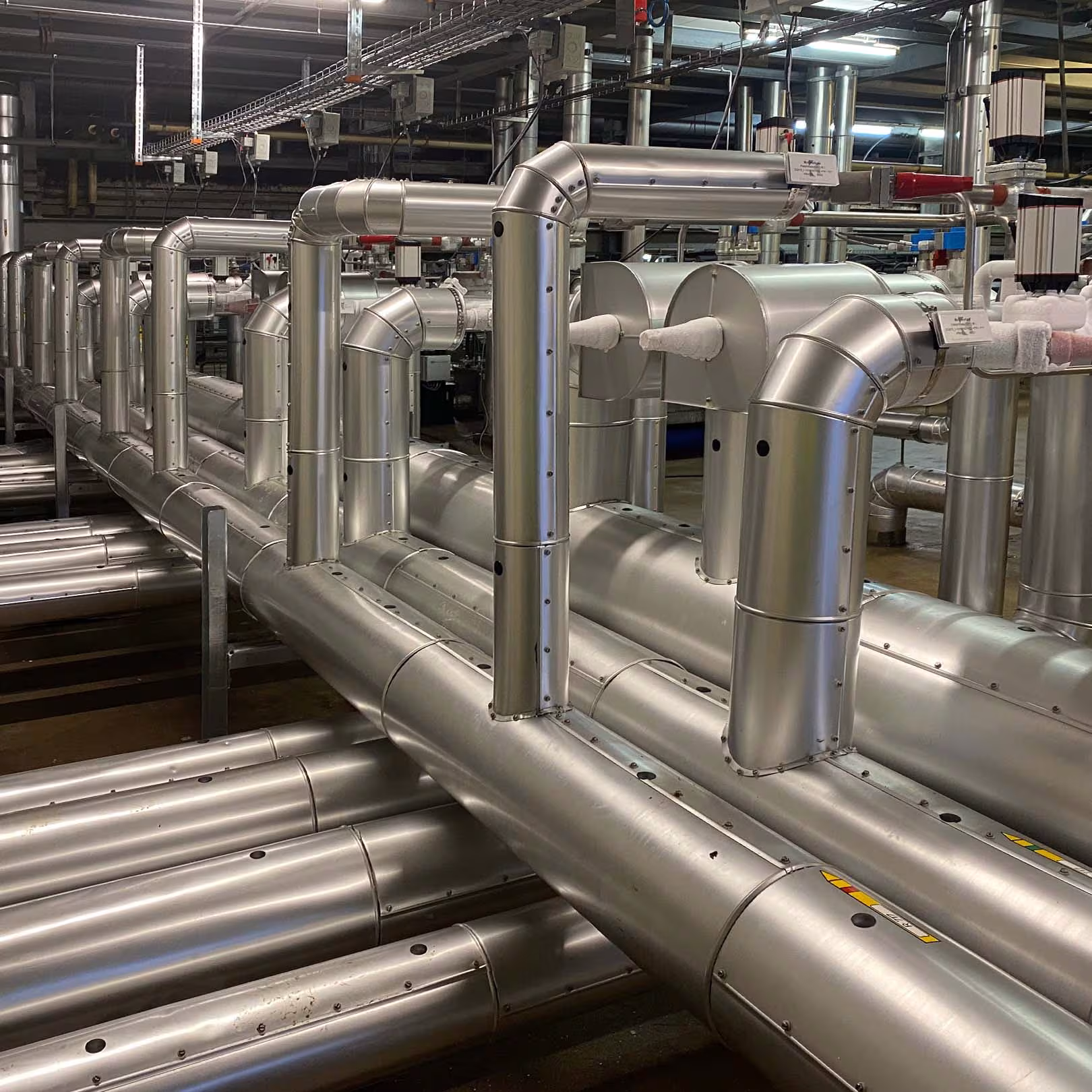 Mehrhundert Meter lange Kältemittel-Trassen mit PUR-Hartschaum und Aluminium-Ummantelung im Logistikzentrum
