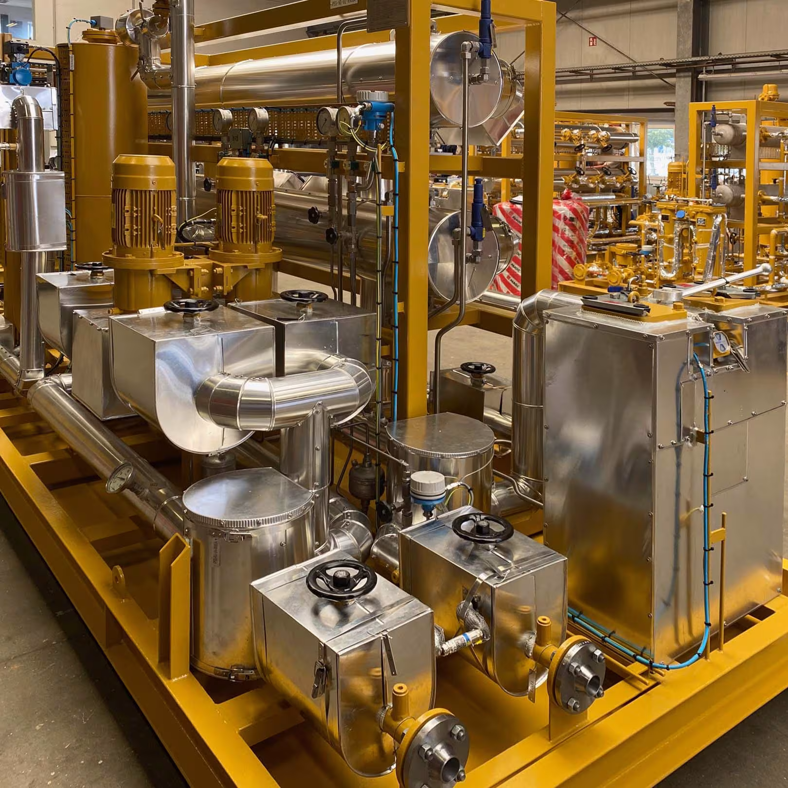 Wärmedämmung einer Pumpstation mit isolierten Armaturenhauben und Aluminiummantel in der Werkstattmontage