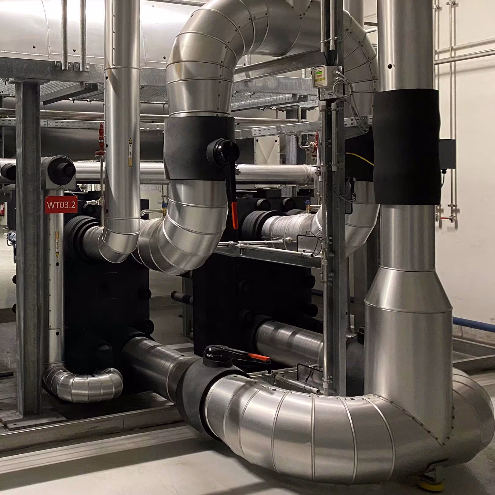 Plattenwärmetauscher WT03.2 mit Rohrleitungs­isolierung und Edelstahlmantel im Anlagenbau – Ausführung durch IVS Isoliertechnik