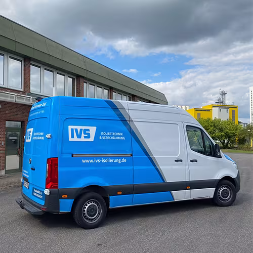 IVS Mercedes-Benz Sprinter mit Firmenlogo vor dem Werk in Malchin — bundesweite Montageeinsätze
