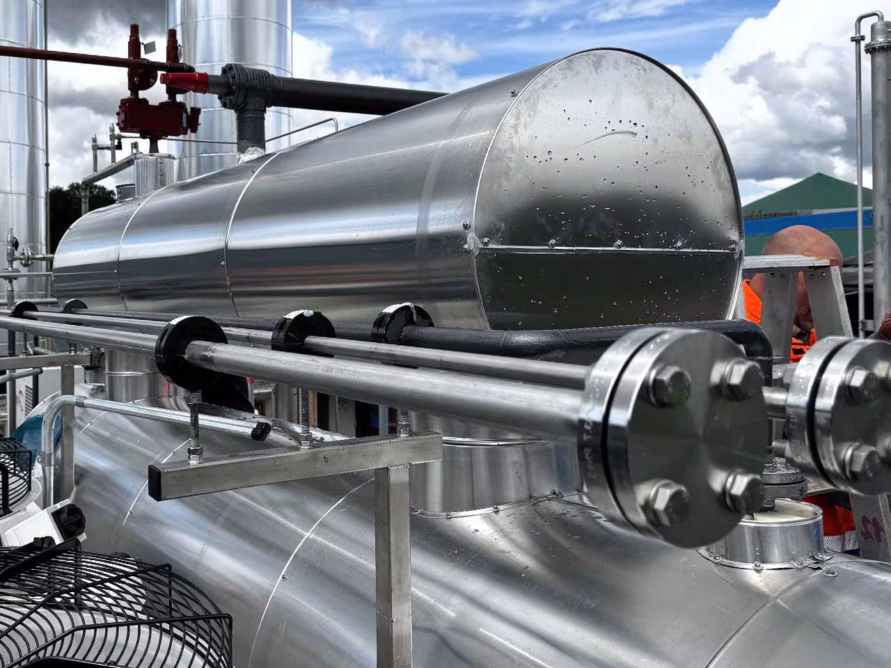 Kälteisolierung an Industrieanlage mit Edelstahlummantelung — isolierte Behälter und Rohrleitungen zum Kondensatschutz