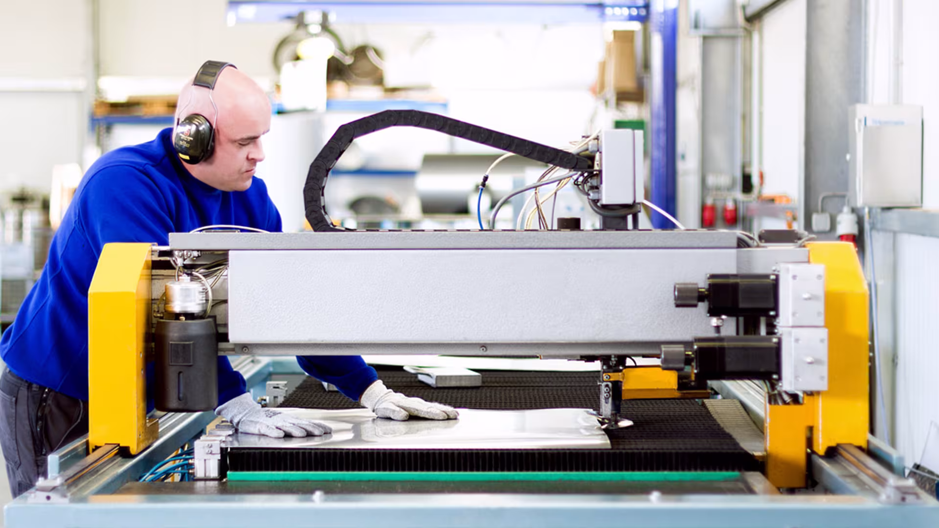 Konstruktionsmechaniker fertigt Formstücke an moderner CNC- und Blechbearbeitungsmaschine bei IVS Isolierung