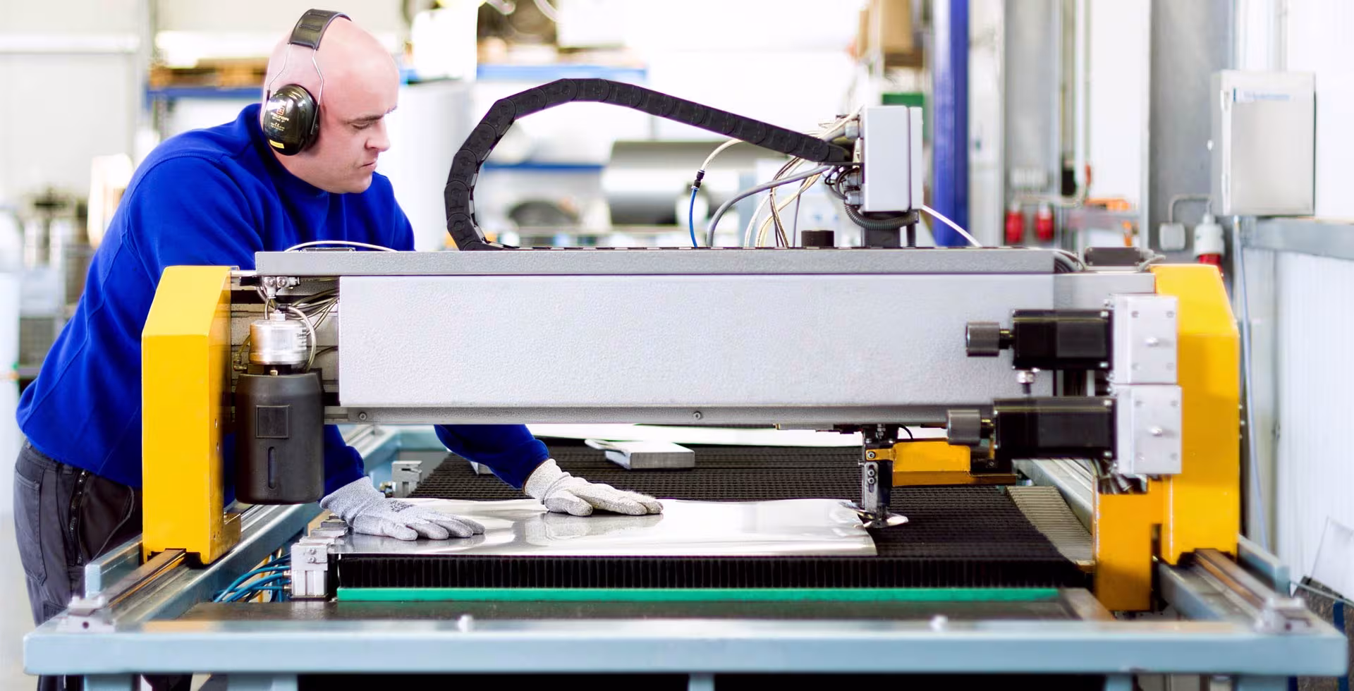Produktionshalle der IVS mit CNC-Blechbearbeitungsmaschinen für die Vorfertigung von Formteilen