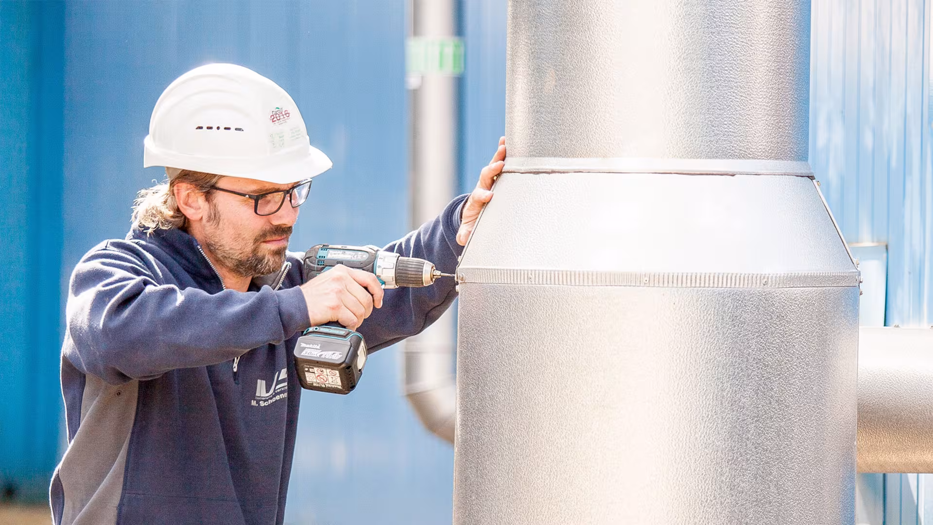 WKSB-Isolierer bei der fachgerechten Montage von Isoliermaterialien an einer Industrieanlage — IVS Isolierung